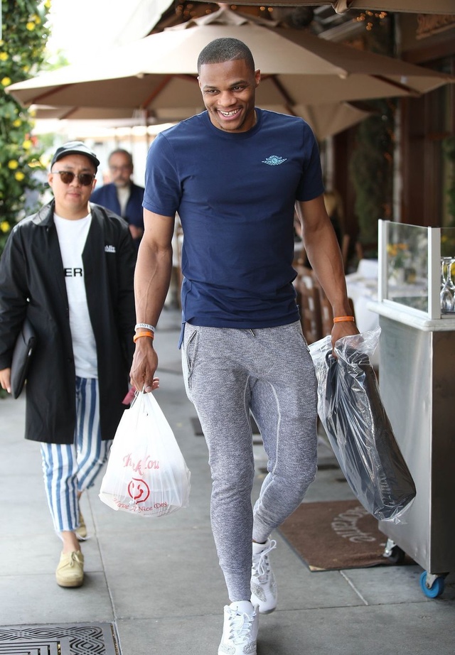 亚历山大轰37分救主，雷霆122-95大胜开拓者，杨瀚森8分难阻败局（亚历山大砍下37分助雷霆122-95擒开拓者，杨瀚森8分无力回天）