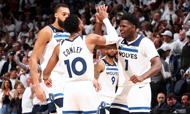 复古？多特球迷提议将球队队徽换回上世纪曾使用过的经典风格（多特球迷建议球队恢复上世纪经典队徽）